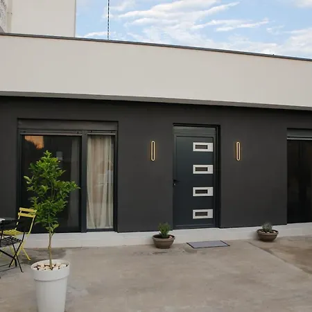 Old Town Gem, Modern With Private Yard Appartement *