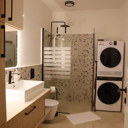 Appartement Old Town Gem, Modern With Private Yard
