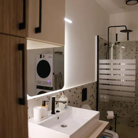 Appartement Old Town Gem, Modern With Private Yard