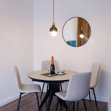 Old Town Gem, Modern With Private Yard Appartement