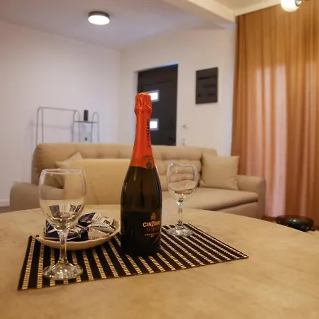 Old Town Gem, Modern With Private Yard Appartement *